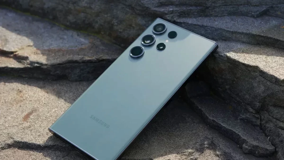 Taş bir yüzey üzerinde arka kameraları görünen Samsung Galaxy S23 Ultra