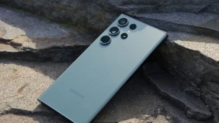 Taş bir yüzey üzerinde arka kameraları görünen Samsung Galaxy S23 Ultra