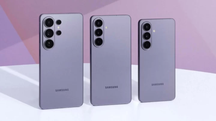 Yan yana sergilenen üç Samsung Galaxy S26 serisi telefon