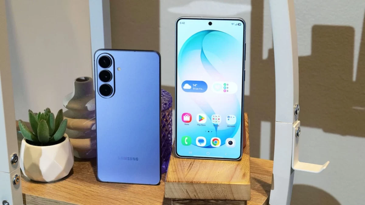 Mağaza standında sergilenen Samsung akıllı telefonlar