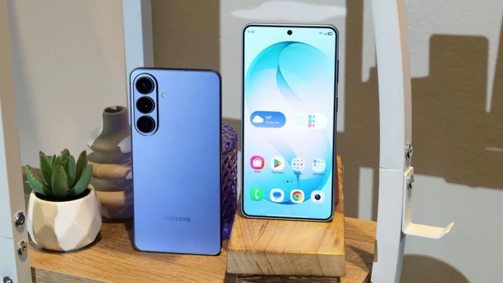 Mağaza standında sergilenen Samsung akıllı telefonlar