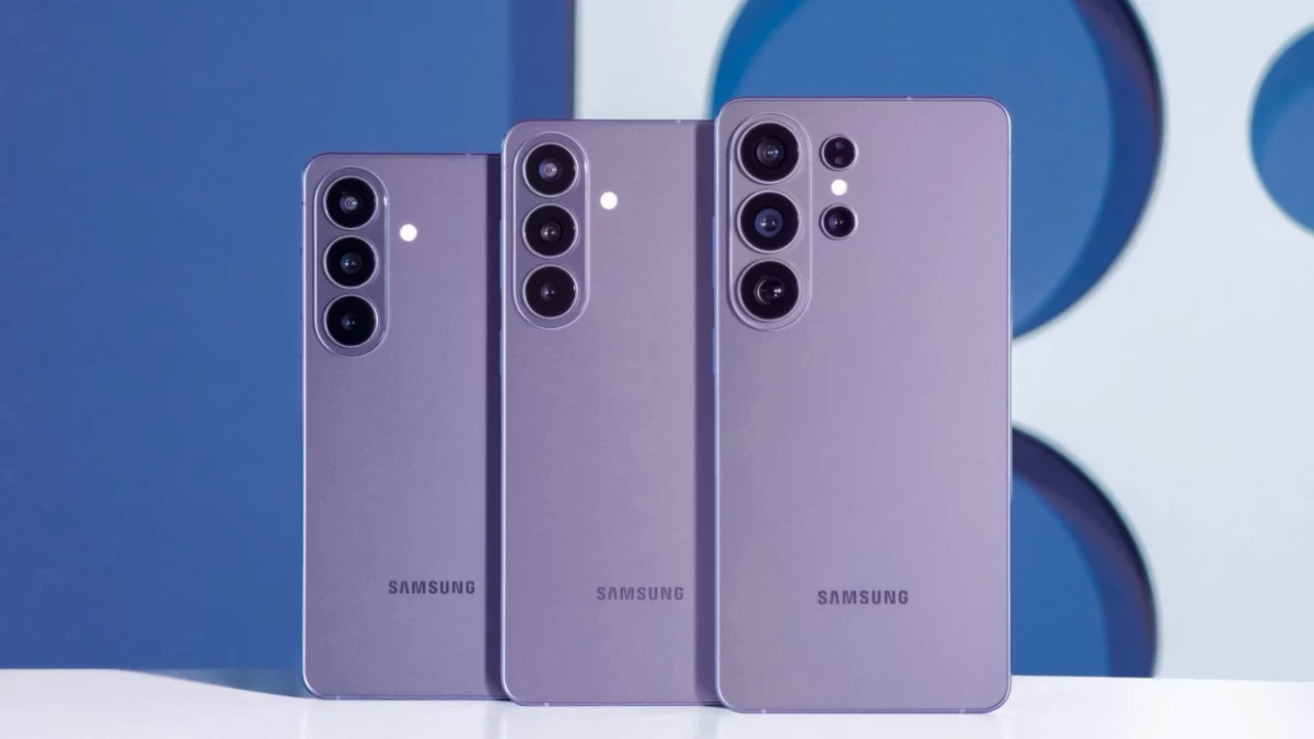 Mavi ve beyaz zemin önünde yan yana duran üç mor renkli Samsung Galaxy telefonu