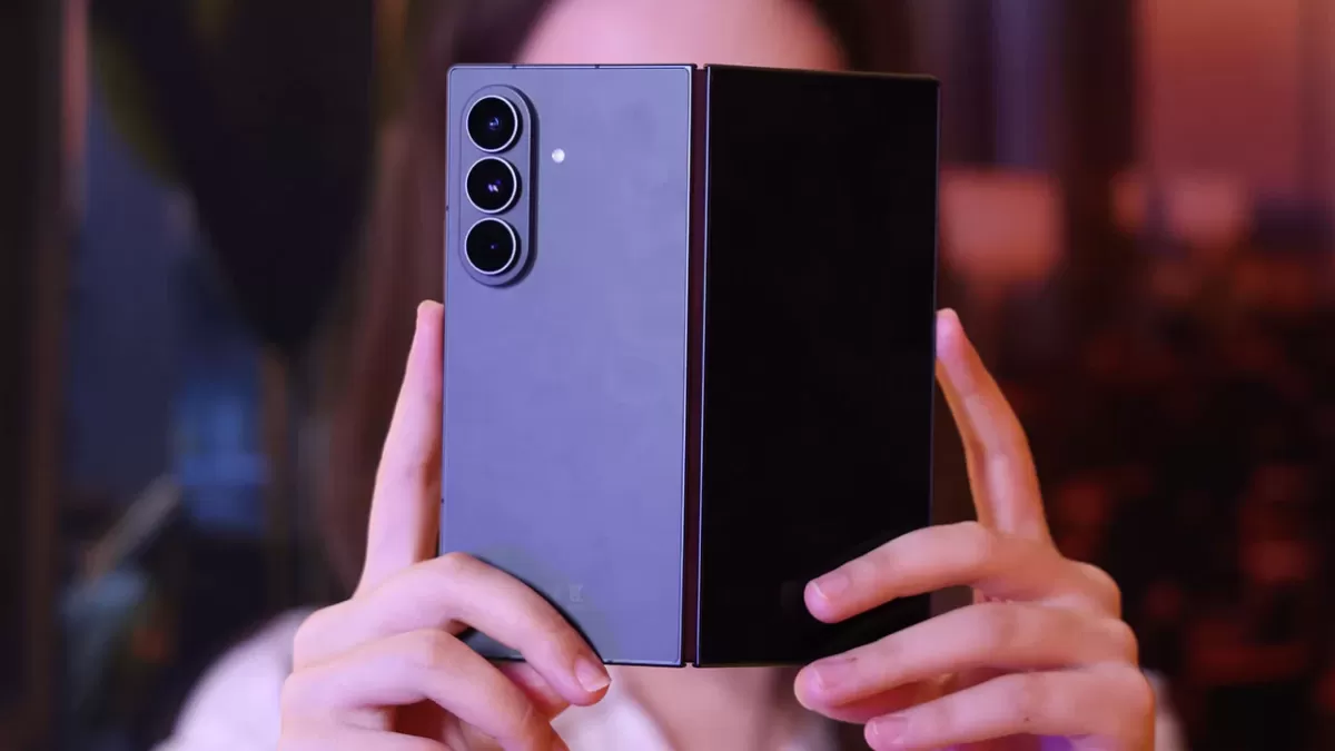 Bir kişinin elinde tuttuğu katlanabilir Samsung telefon