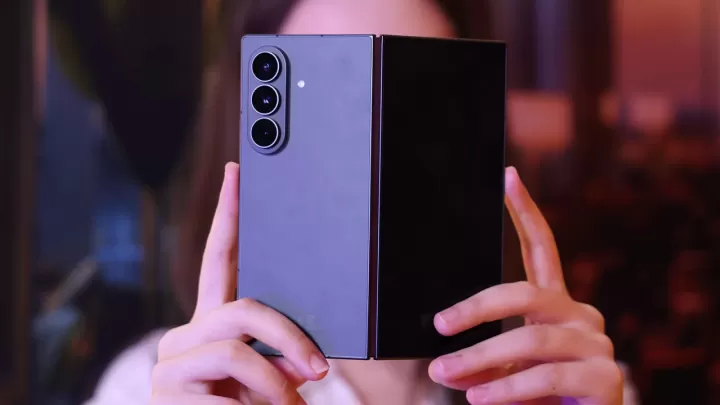 Bir kişinin elinde tuttuğu katlanabilir Samsung telefon