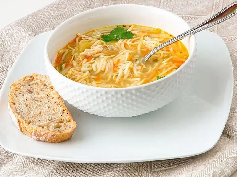 Maydanozla süslenmiş şehriyeli tavuk çorbası ve ekmek