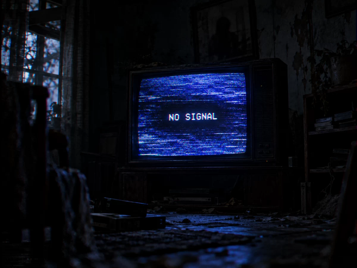 Karanlık bir odadaki eski televizyonda mavi parazit ve NO SIGNAL yazısı