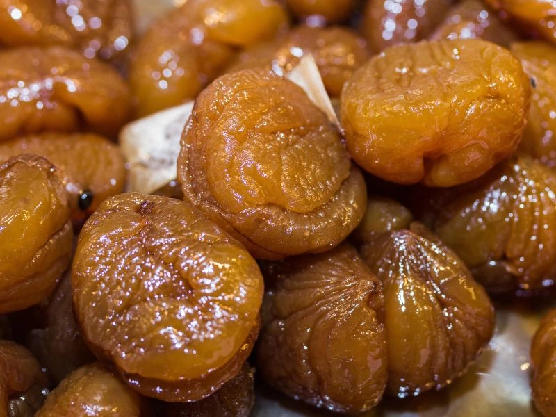 Şerbetle pişmiş parlak kestaneler