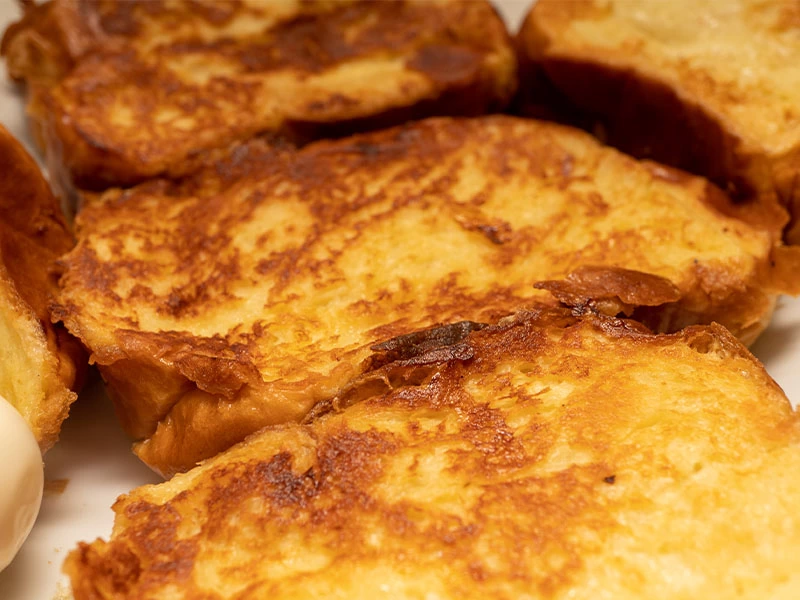 Tabakta servis edilen kızarmış yumurtalı ekmek dilimleri