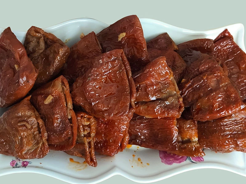 Servis tabağında kuru dolmalar