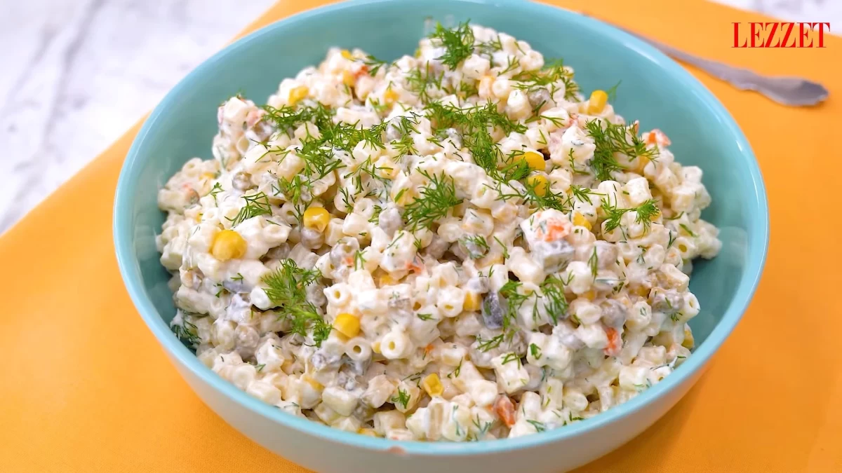 Servise hazır makarna salatası Dereotuyla süslenmiş makarna salatası turkuaz servis kasesinde