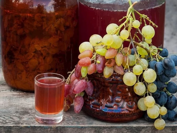 Üzüm sirkesi kavanozları, üzüm salkımı ve küçük bir bardak sirke