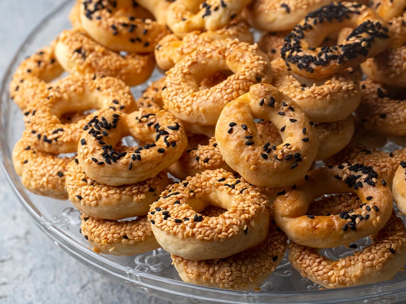 Susam ve çörek otuyla kaplı halka biçimli tuzlu kurabiyeler