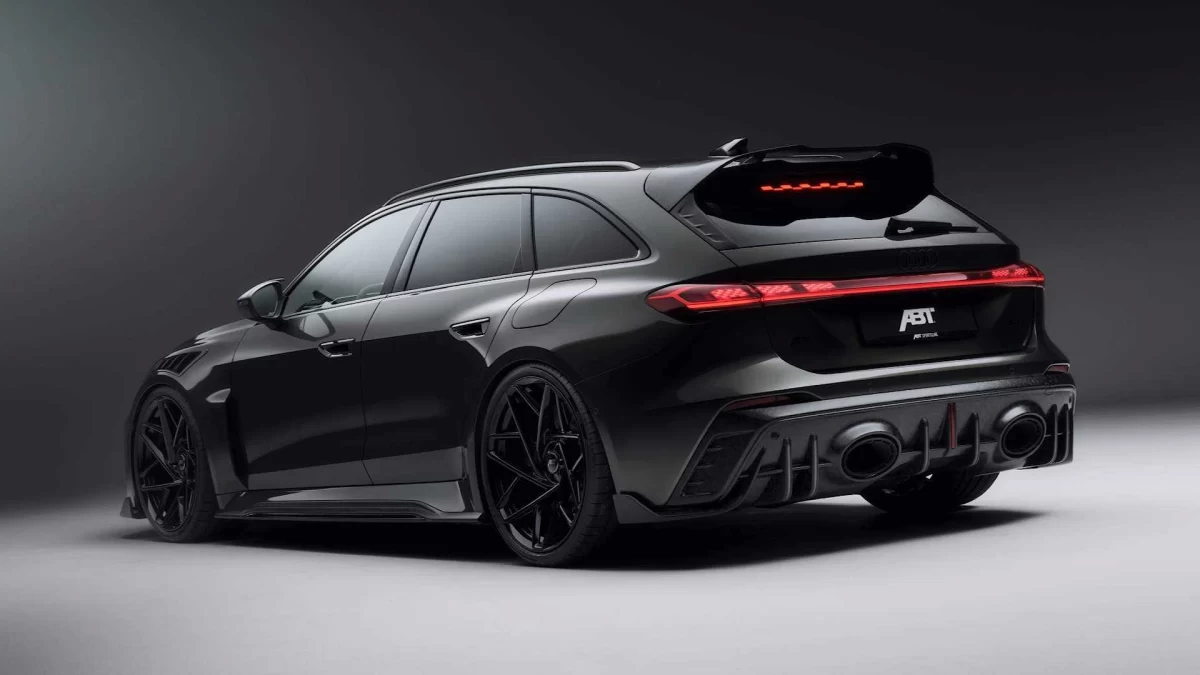 ABT RS5-R Avant’ın siyah gövdeli arka ve yan görünümü