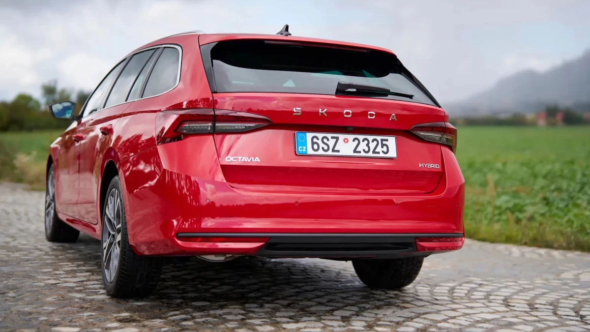 Kırmızı Skoda Octavia Combi arkadan