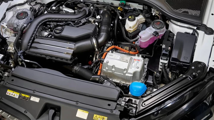 Skoda Octavia için geliştirilen hibrit sistemin motor bölümü