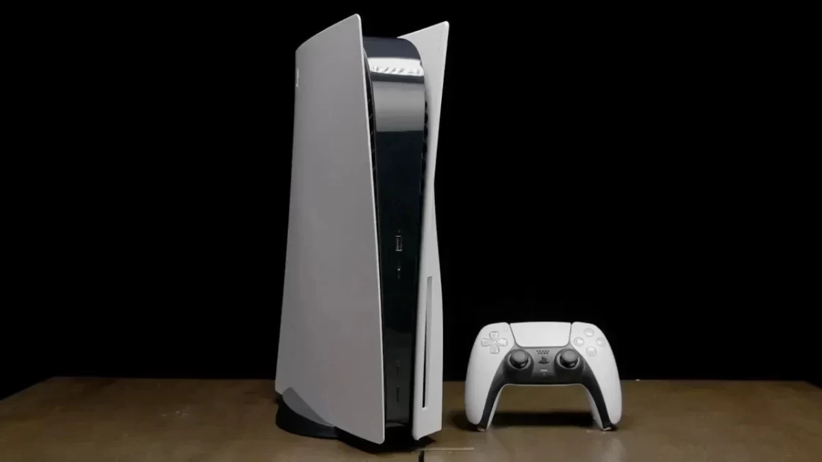 Dikey konumda duran PlayStation 5 konsolu ve önünde DualSense kontrol cihazı