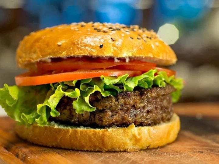 Marul ve domatesle servis edilen hamburger