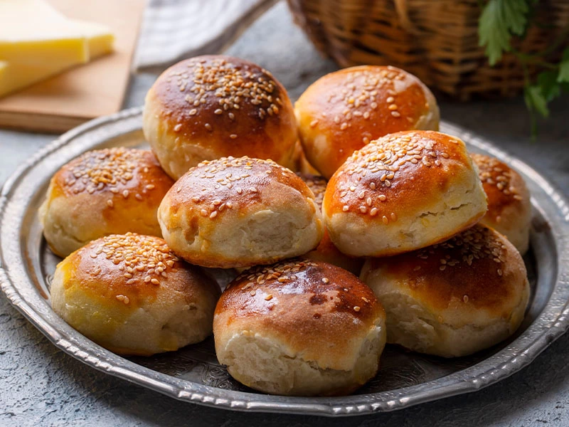 Tabakta susamlı ve kızarmış poğaçalar