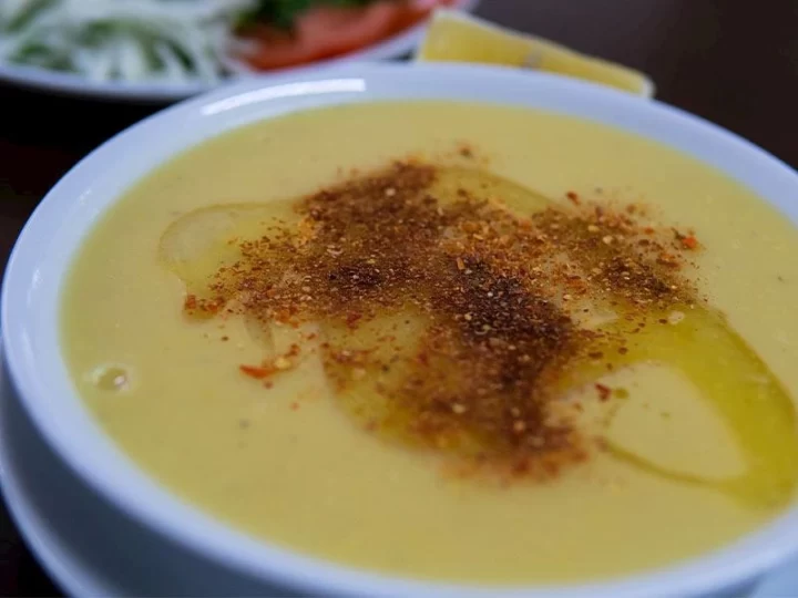Üzerine baharat ve yağ gezdirilmiş süzme mercimek çorbası