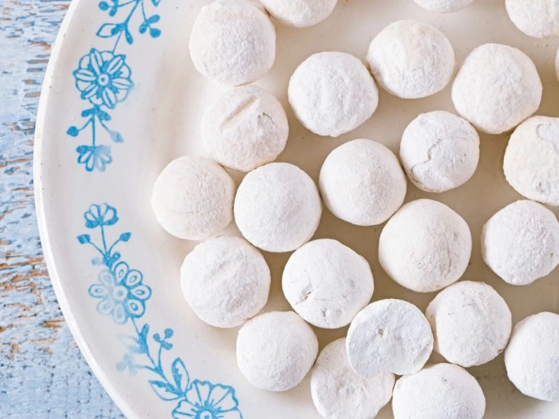 Mavi desenli tabakta küçük yuvarlak keş peyniri parçaları