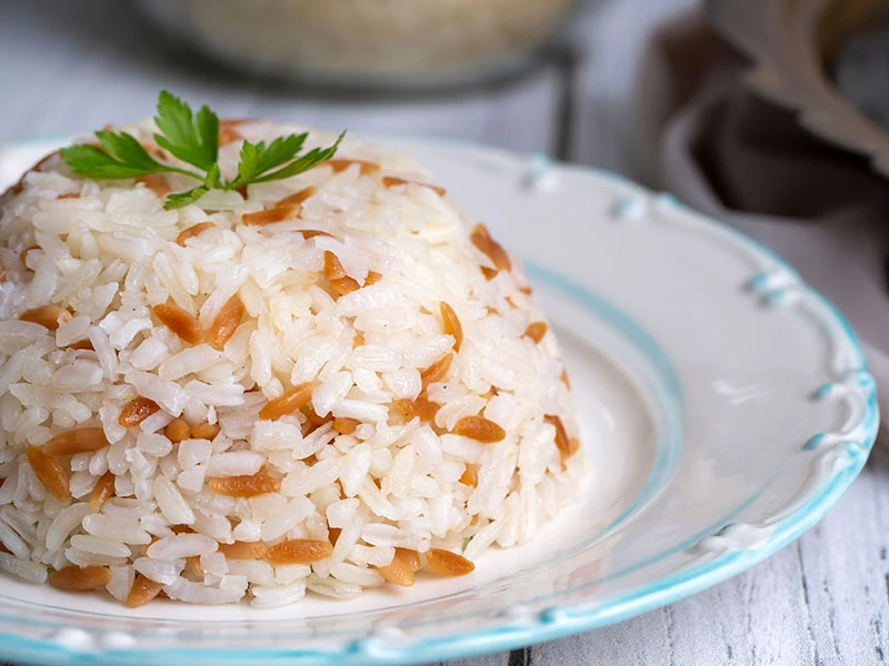 Tabakta servis edilen pirinç pilavı