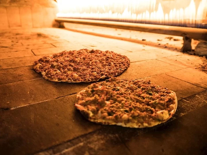 Taş fırında pişen iki lahmacun