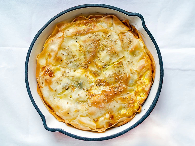 Tavada pişmiş, üzeri kızarmış yuvarlak börek
