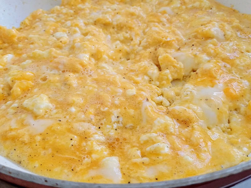 Tavada pişmiş peynirli yumurta