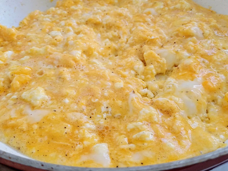 Tavada pişen yumurta karışımı