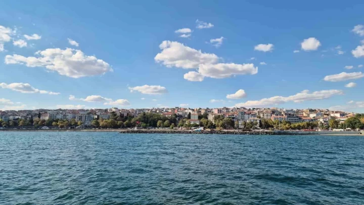 Tekirdağ kıyısında deniz ve yerleşim alanları