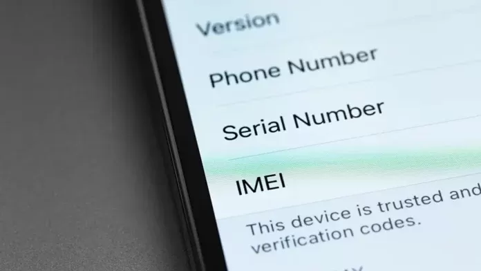 Telefon ayarlarında Phone Number, Serial Number ve IMEI bilgilerinin yer aldığı ekran