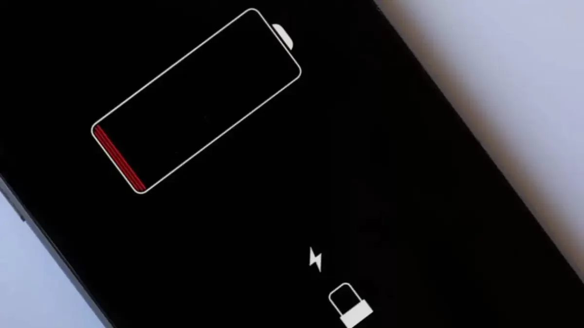 Karanlık zeminde çapraz duran telefon simgesi ve şarj işareti