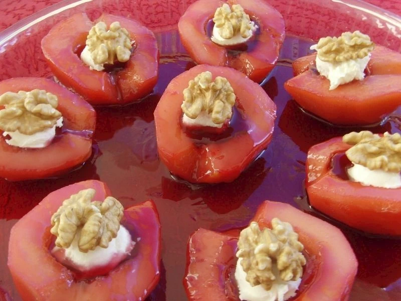 Şerbetli ayva tatlısı kaymak ve cevizle servis ediliyor