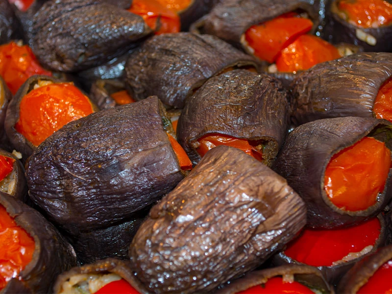 Tencerede pişen kuru patlıcan ve biber dolmaları