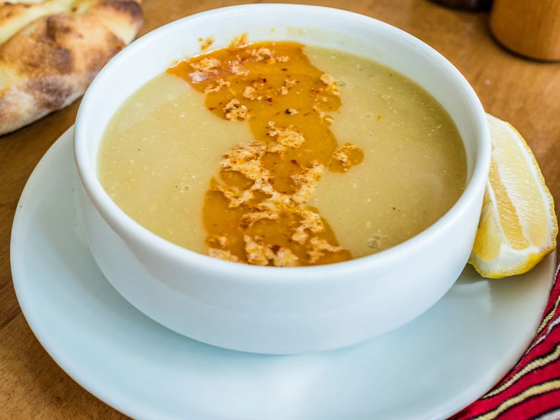 Tereyağlı sosla süslenmiş mercimek çorbası
