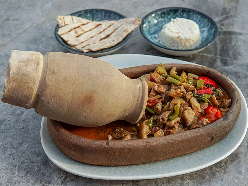 Toprak kapta servis edilen etli ve sebzeli testi kebabı
