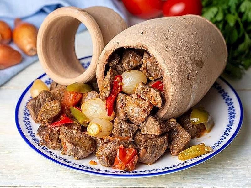 Toprak testiden tabağa alınmış etli ve sebzeli testi kebabı