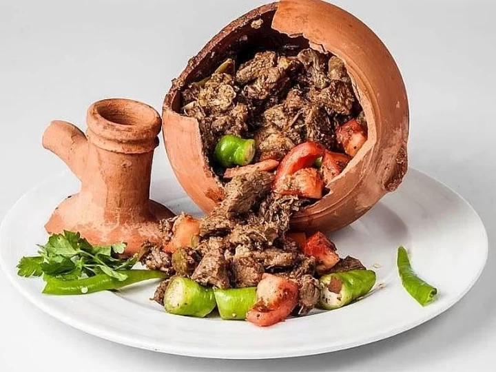 Kırılmış toprak testiden tabağa dökülen etli testi kebabı