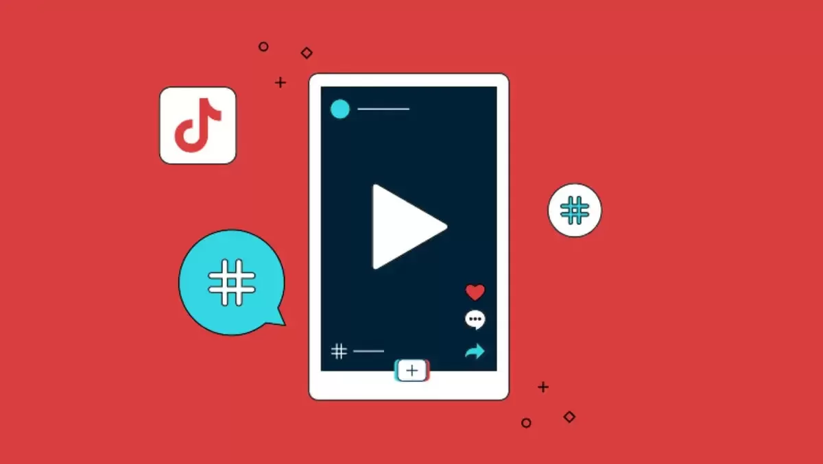 Ahşap yüzey üzerindeki bir akıllı telefonun ekranında TikTok logosu görünüyor.