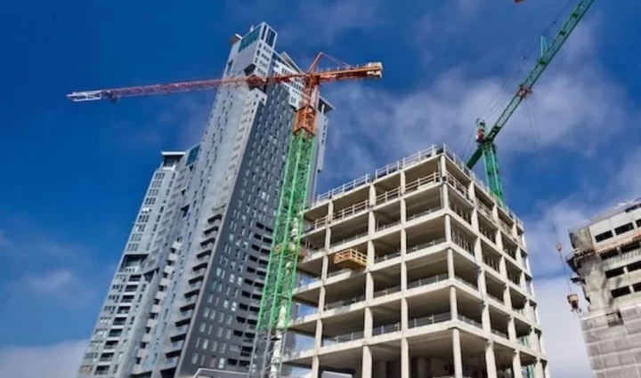 Vinçlerin çevrelediği yüksek katlı bir inşaat projesi