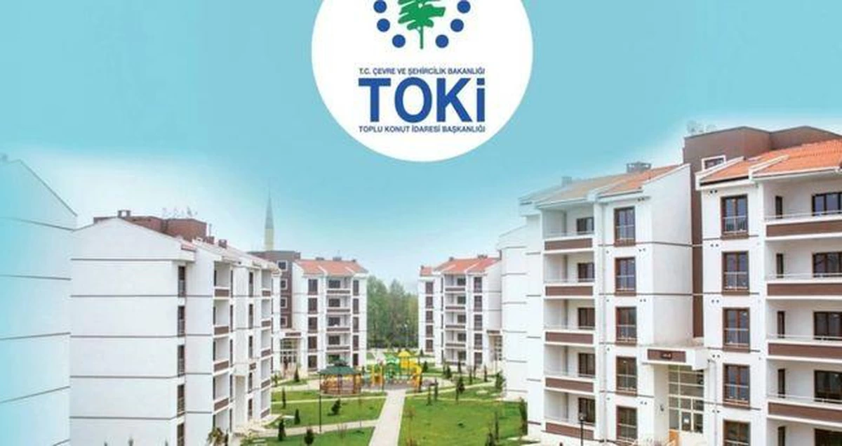 TOKİ logosu önünde apartman blokları ve yeşil alanın yer aldığı sosyal konut sitesi
