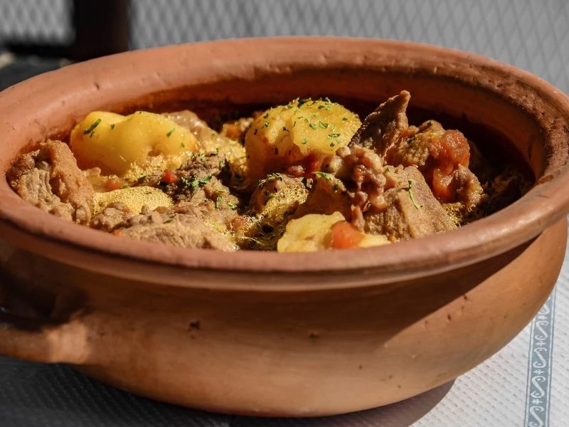 Toprak kapta pişmiş et ve patates yemeği
