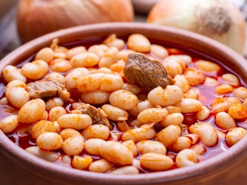 Toprak kapta servis edilen kuru fasulye