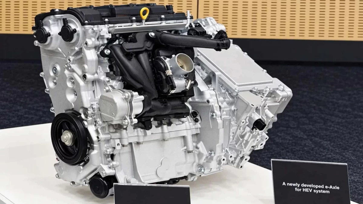 Toyota’nın yeni hibrit sistemi için geliştirdiği motor ve güç aktarma ünitesi