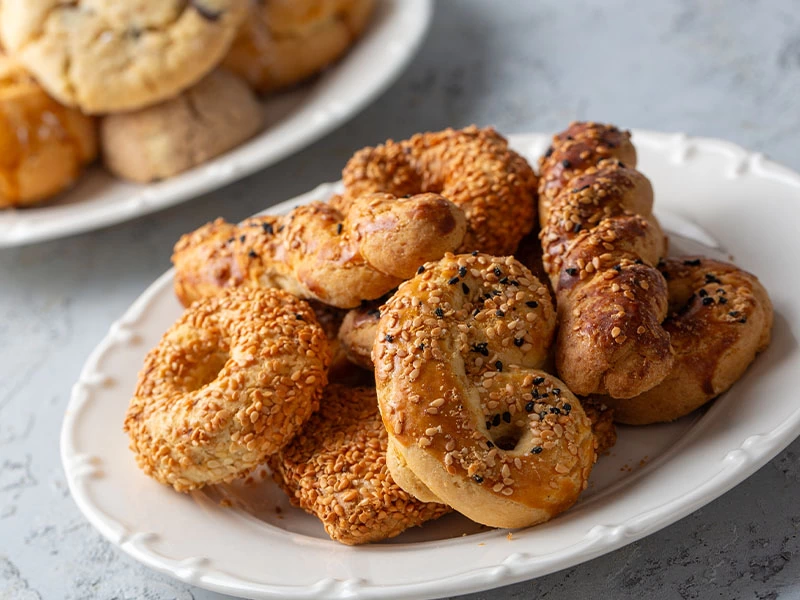 Beyaz tabakta susamlı ve çörek otlu tuzlu kurabiyeler