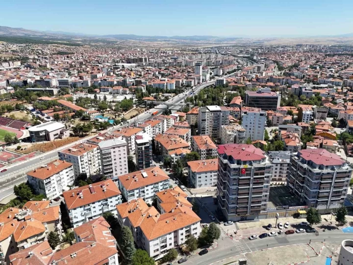 Uşak'ta apartmanların ve konutların bulunduğu yerleşim alanının havadan görünümü