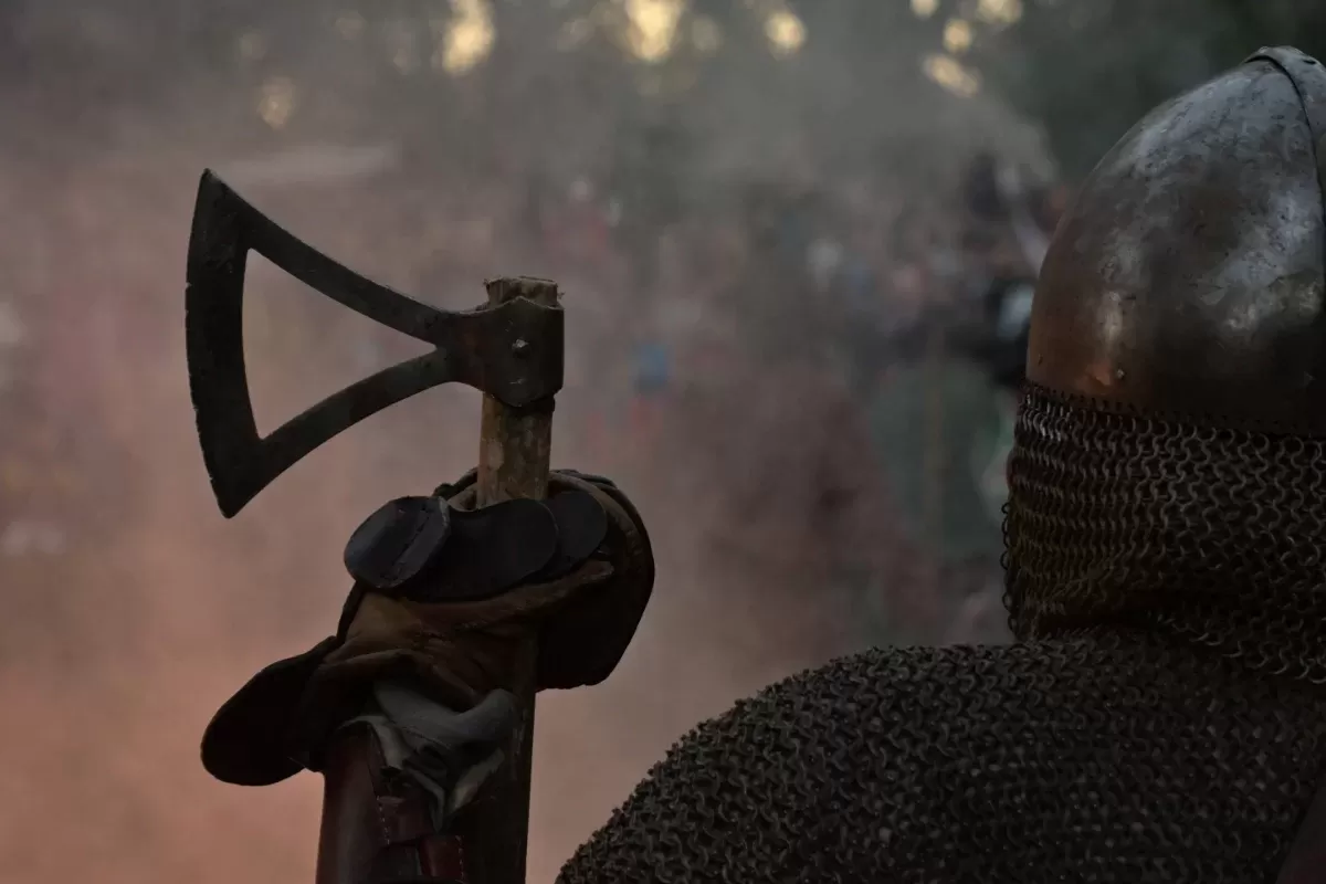 Viking miğferi, zırhı ve baltasıyla tasvir edilen bir savaşçı