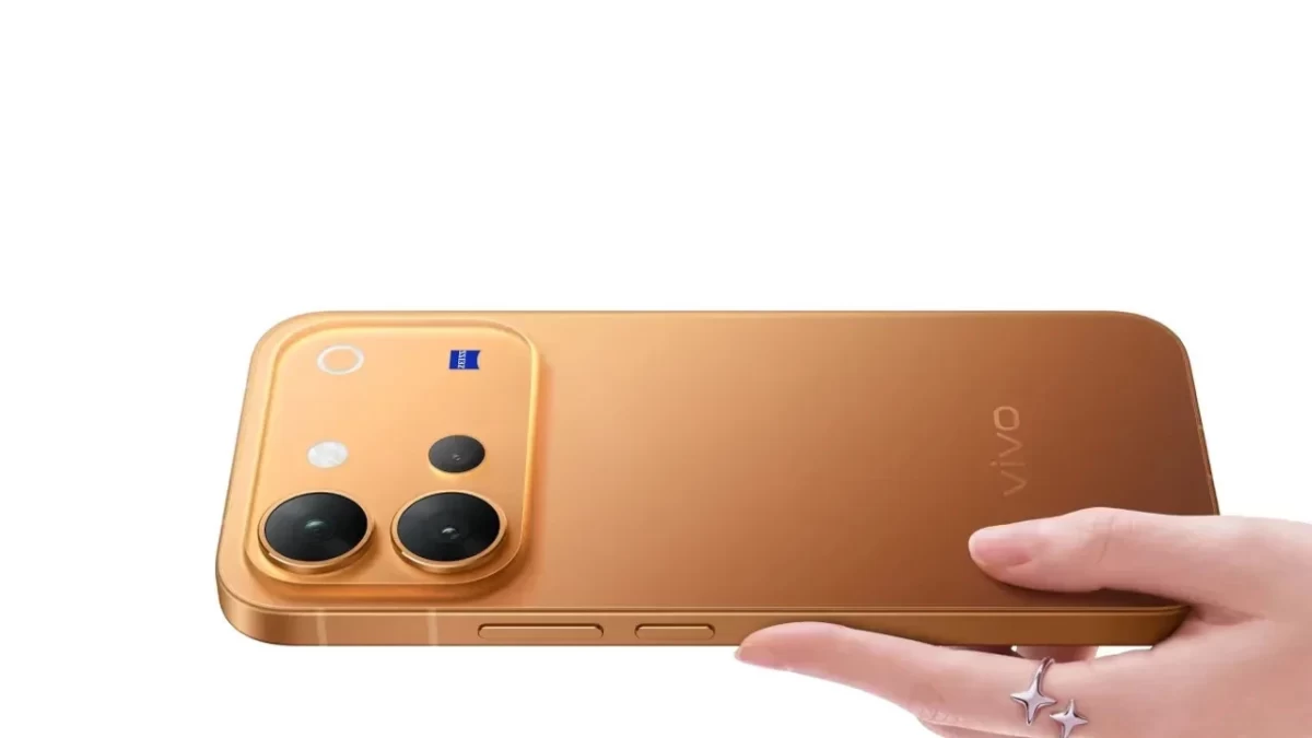 Altın tonlarında vivo marka akıllı telefonun arka yüzü ve kamera modülü