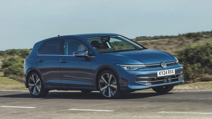 Yolda ilerleyen mavi renkli Volkswagen binek otomobil