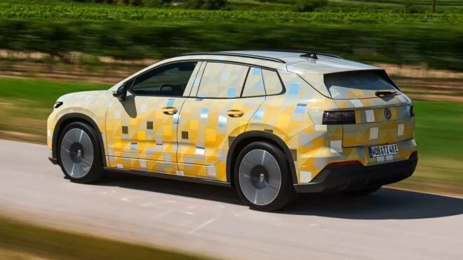 Kamuflajlı Volkswagen ID. Tiguan’ın arkadan üç çeyrek görünümü